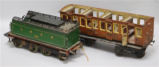 A tinplate train carriage and a tender L.32cm.